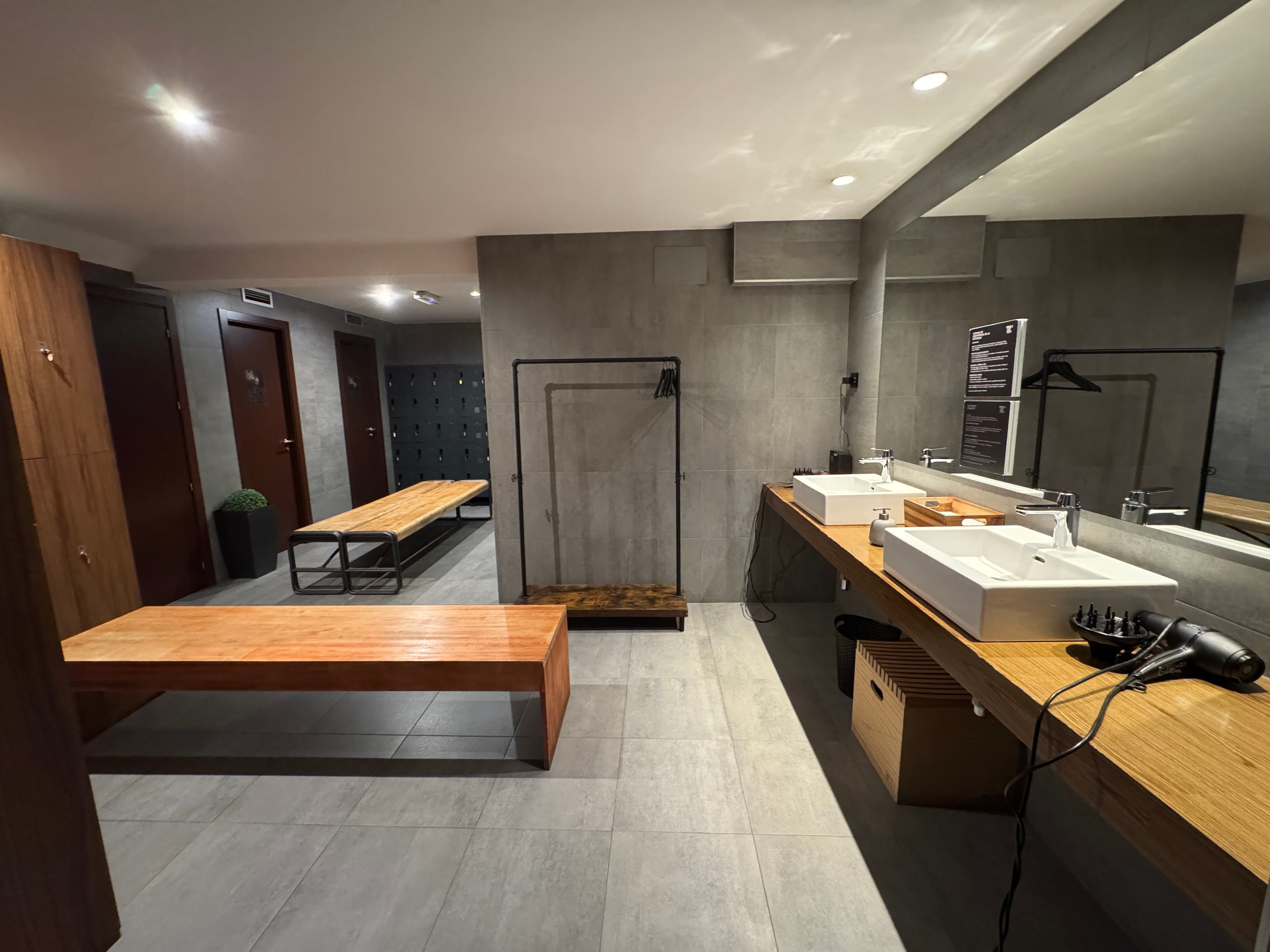 Vestuario y baños con duchas y taquillas