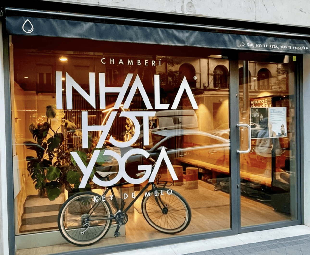 Recepção e área comum do Inhala Hot Yoga